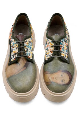 Femme Cuir Vegan Crème Baskets - Painting of a Lady Motif - Thumbnail (1)