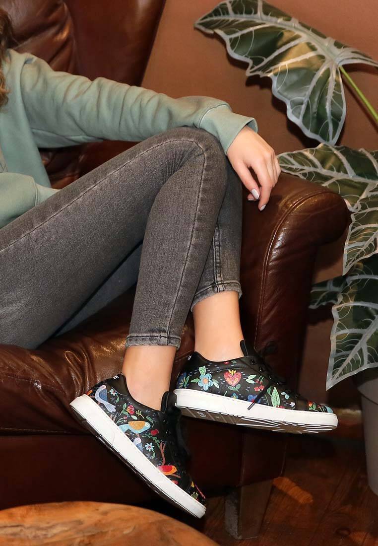 hun er vært omhyggelig Women Vegan Leather Black Sneakers - Flowers & Birds Design | DOGO Store