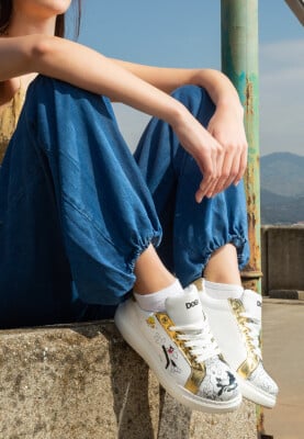 Dogo - Women Vegan Leather White Sneakers - Warner Bros Bugs Bunny Looney Tunes Chasing Tunes Design